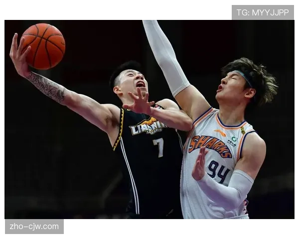 上海男篮防守制胜跃居次席 王哲林内线稳定成关键因素 上海男篮防守制胜跃居次席 王哲林内线稳定成关键因素