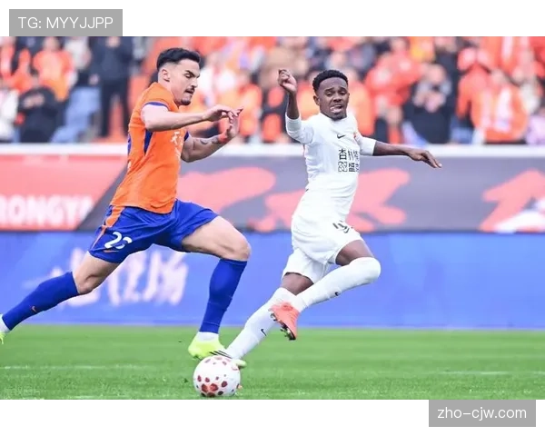 泰山外援阿尔瓦罗首秀传球成功率93% 现代中卫出球能力缓解后场压力 泰山外援阿尔瓦罗首秀传球成功率93% 现代中卫出球能力缓解后场压力